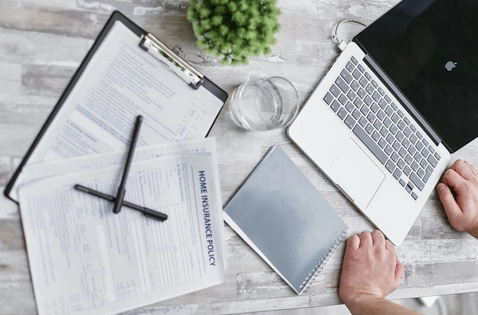 Finansal planlama yapılan modern ve aydınlık bir çalışma masası